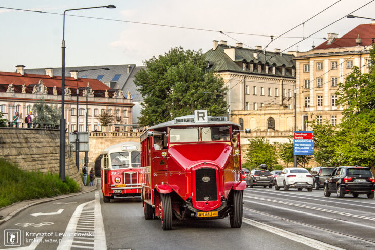 najstarsze warszawskie autobusy wyjechały z tunelu trasy W-Z
