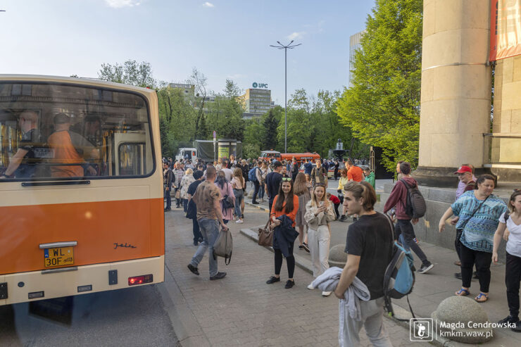 Tłumy pasażerów wysiadają z autobusów po paradzie