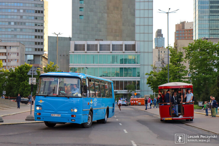 Mijanka autobusów dwóch różnych kategorii i epok - międzymiastowego autosana H9 i przedwojennej somuły