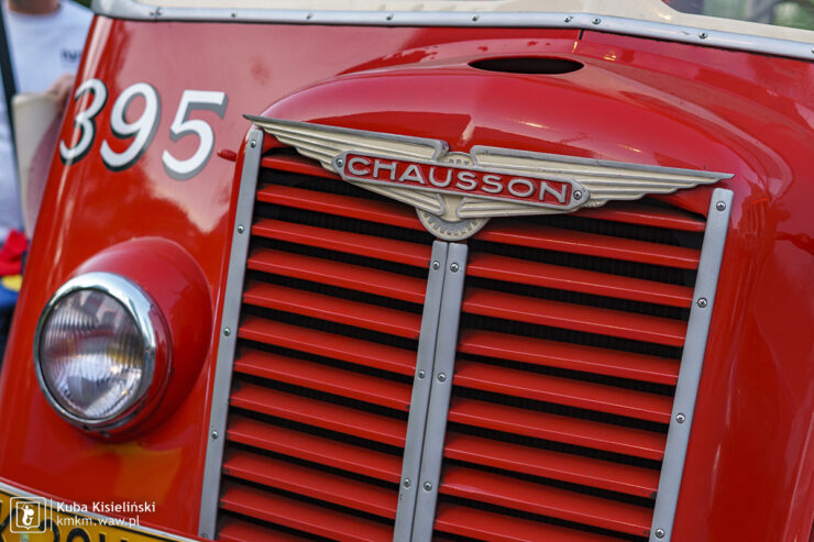Zbliżenie na skrzydlate logo autobusu Chausson