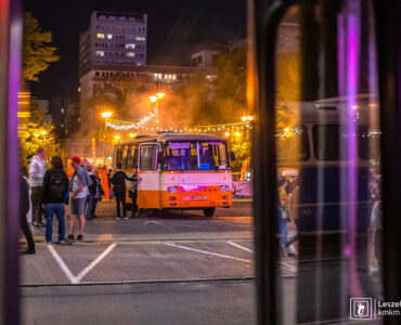 autosan na nocnej wystawie zabytkowych autobusów z klimatycznie oświetloną strefą gastronomiczną w tle