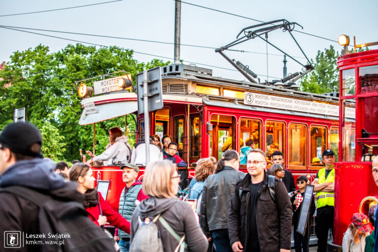 Tłumy odwiedzające wystawę zabytkowych tramwajów