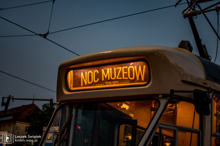 Tablica z logo Nocy Muzeów w świetliku jednego z tramwajów