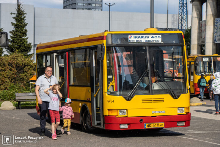 Michał - nasz kierowca, oprowadza córki po wystawie autobusów