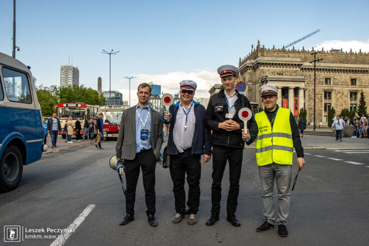 Janek, Jarek, Radek i Łukasz - odpowiedzialni za organizację placu i kursowania autobusów na liniach muzealnych