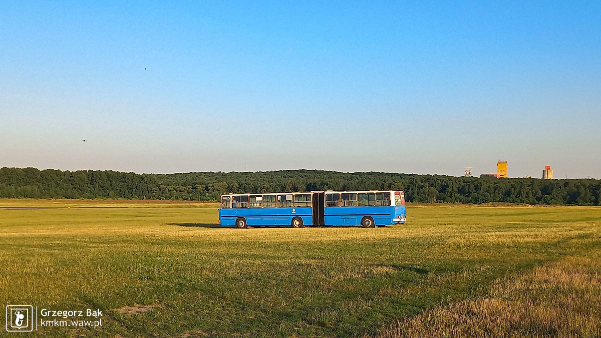 Niebieski ikarus - pierwszy autobus na terenie lotniska Muchowiec