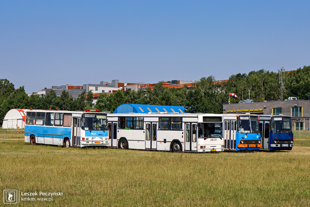 Poranne manewry autobusami na terenie lotniska Muchowiec