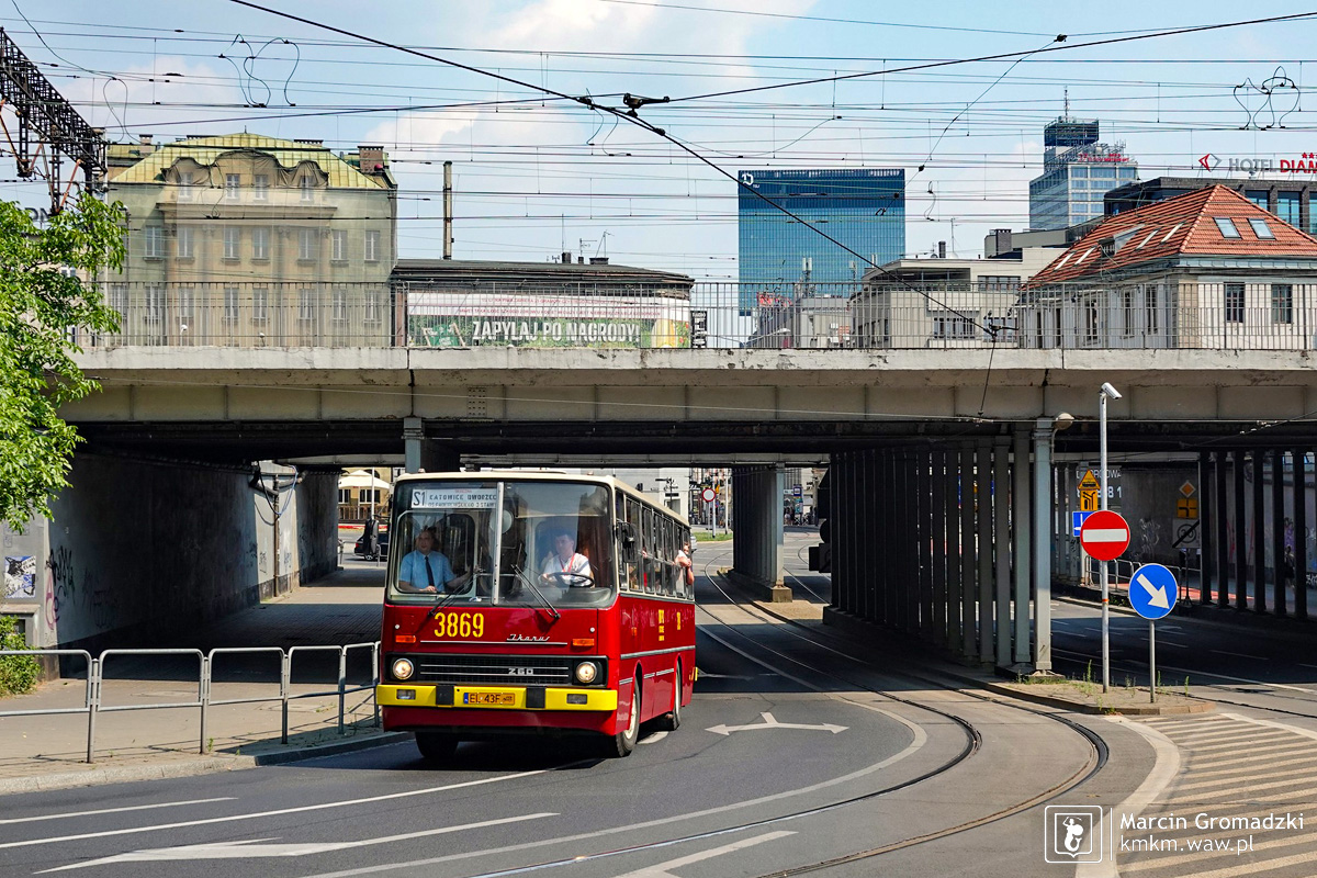 Krótki ikarus przejechał pod torami kolejowymi w Katowicach