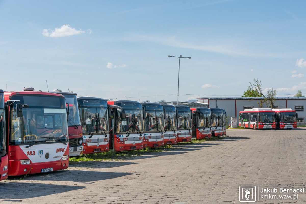 autobusy stojące na placu zajezdni