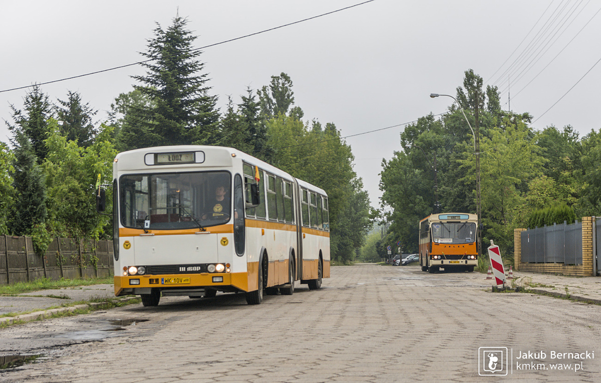 Dwa autobusy w barwach PKS na trylince