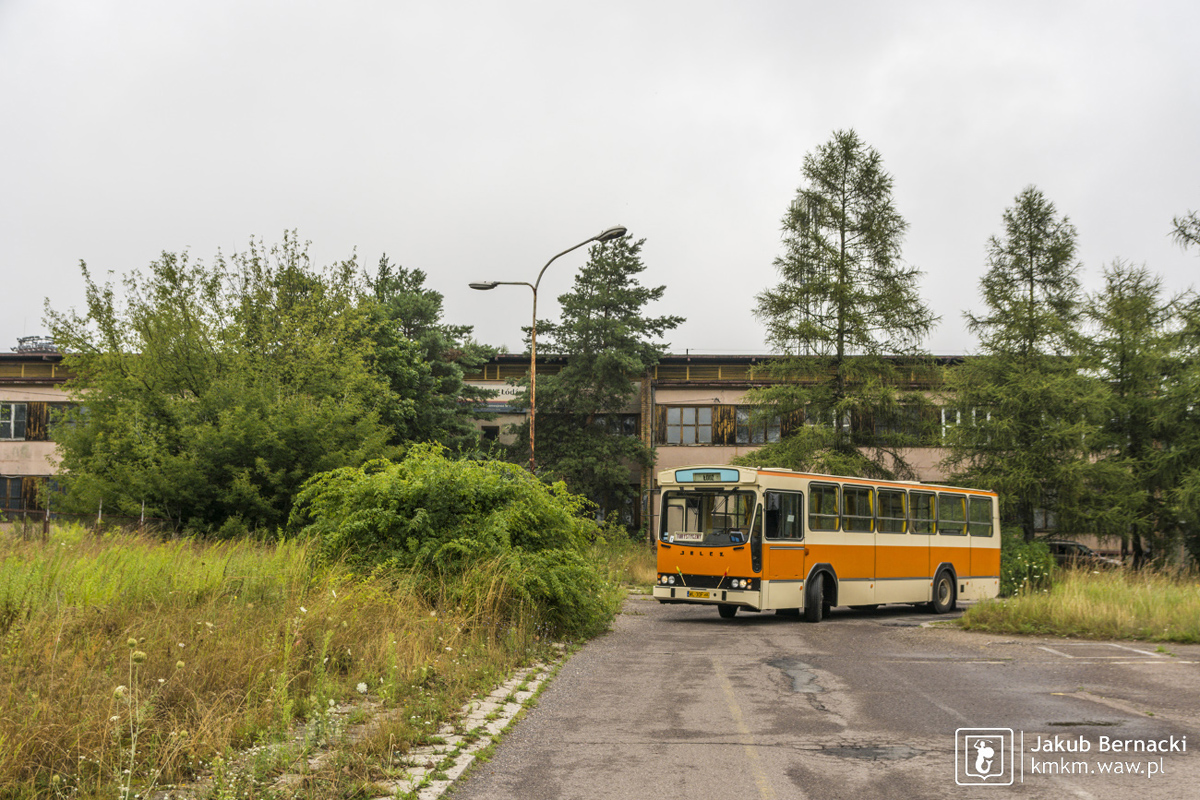 Zabytkowe autobusy idealnie komponują się z postindustrialnymi miejscami, które często sprawiają wrażenie zatrzymanych w czasie
