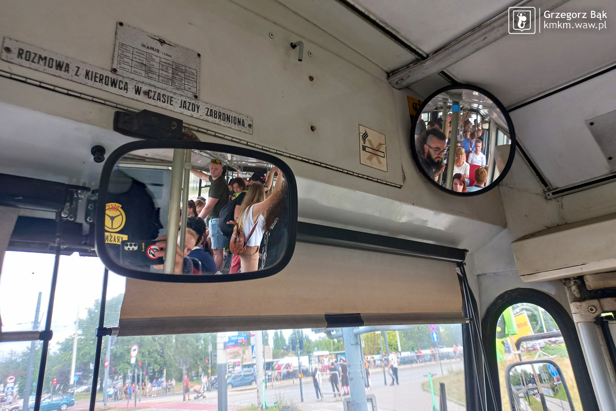 Widziany w lustrze wewnętrznym tłum pasażerów na pokładzie przegubowego Zemuna