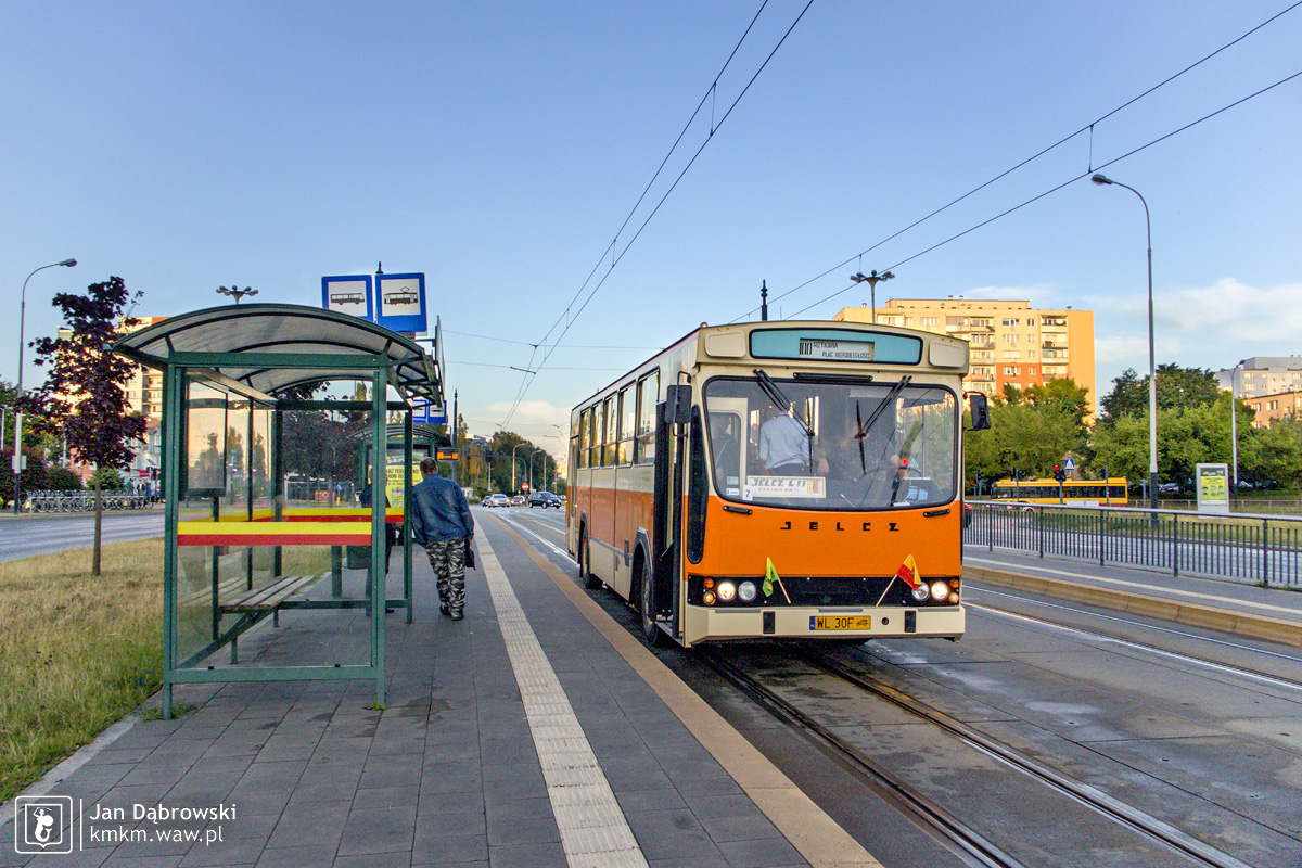 Jelcz w barwach PKS na przystanku autobusowo-tramwajowym