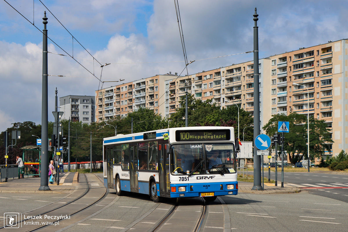 Gdyński niskopodłogowy MAN zjeżdża z pasa autobusowo-tramwajowego