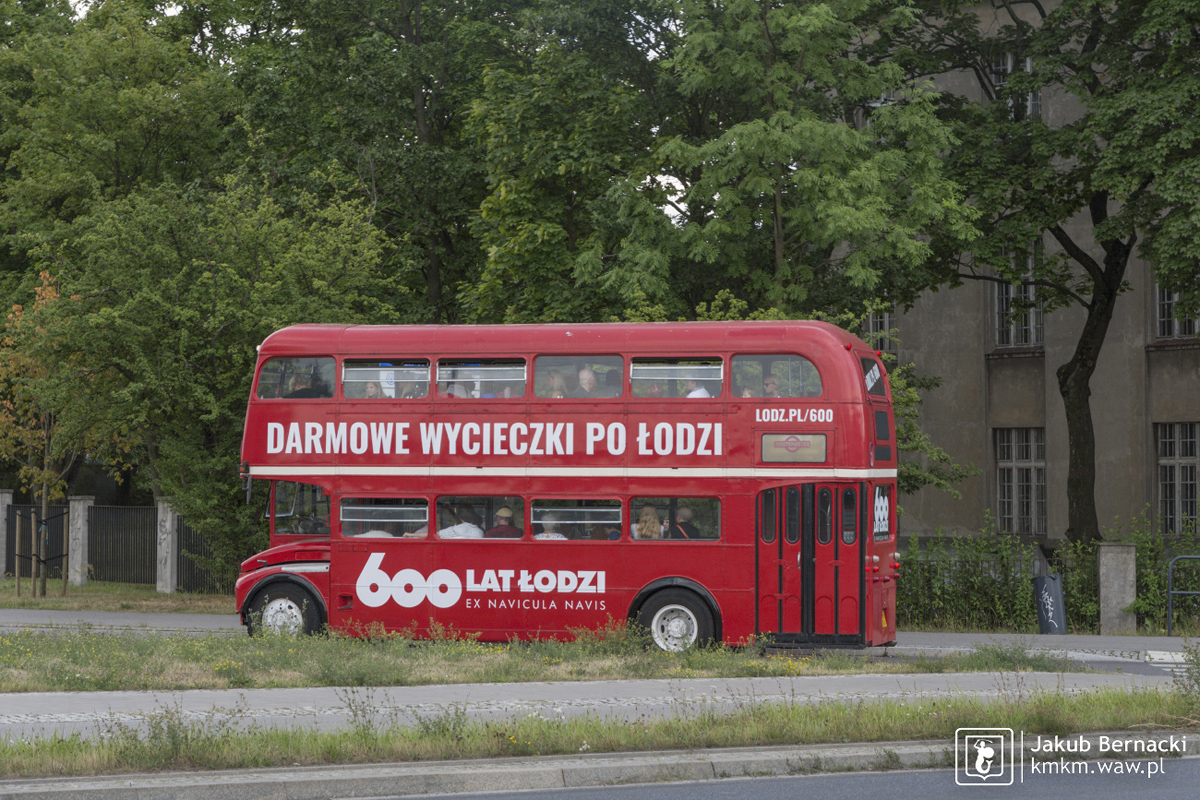 Lewostronny AEC Routemaster podczas darmowej wycieczki po Łodzi. Z tyłu widać dorobione drzwi z ikarusa