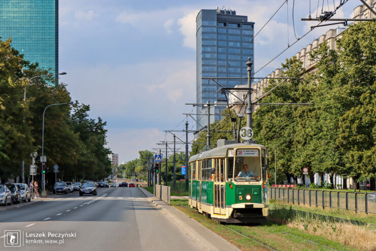 Zielony wagon typu 102N w barwach z Poznania jedzie jako linia 36