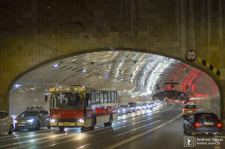 Wieczorny przejazd jelczem PR110 przez tunel Trasy W-Z