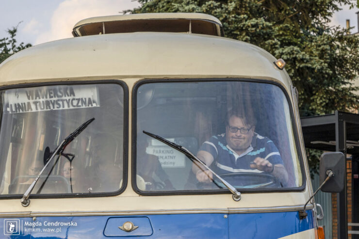 Jazda starym autobusem wymaga trochę siły, co widać na twarzy kierowcy - wiceprezesa Marcina