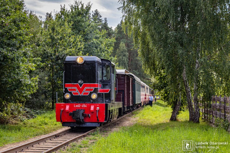 Wąskotorowy pociąg Kolejki Piaseczyńskiej, prowadzony lokomotywą Lxd2-454