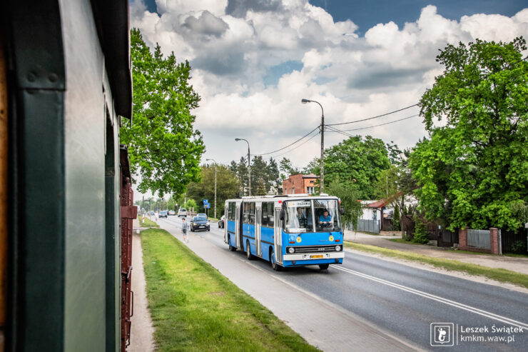 Niebieski ikarus PKS jako linia 51 w Piasecznie
