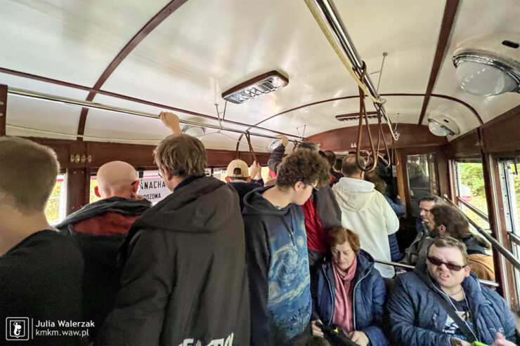 Tłum pasażerów we wnętrzu wagonu nr 445