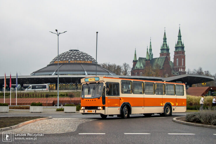 Nasz pomarańczowy jelcz PKS na tle charakterystycznego dworca autobusowego w Kielcach