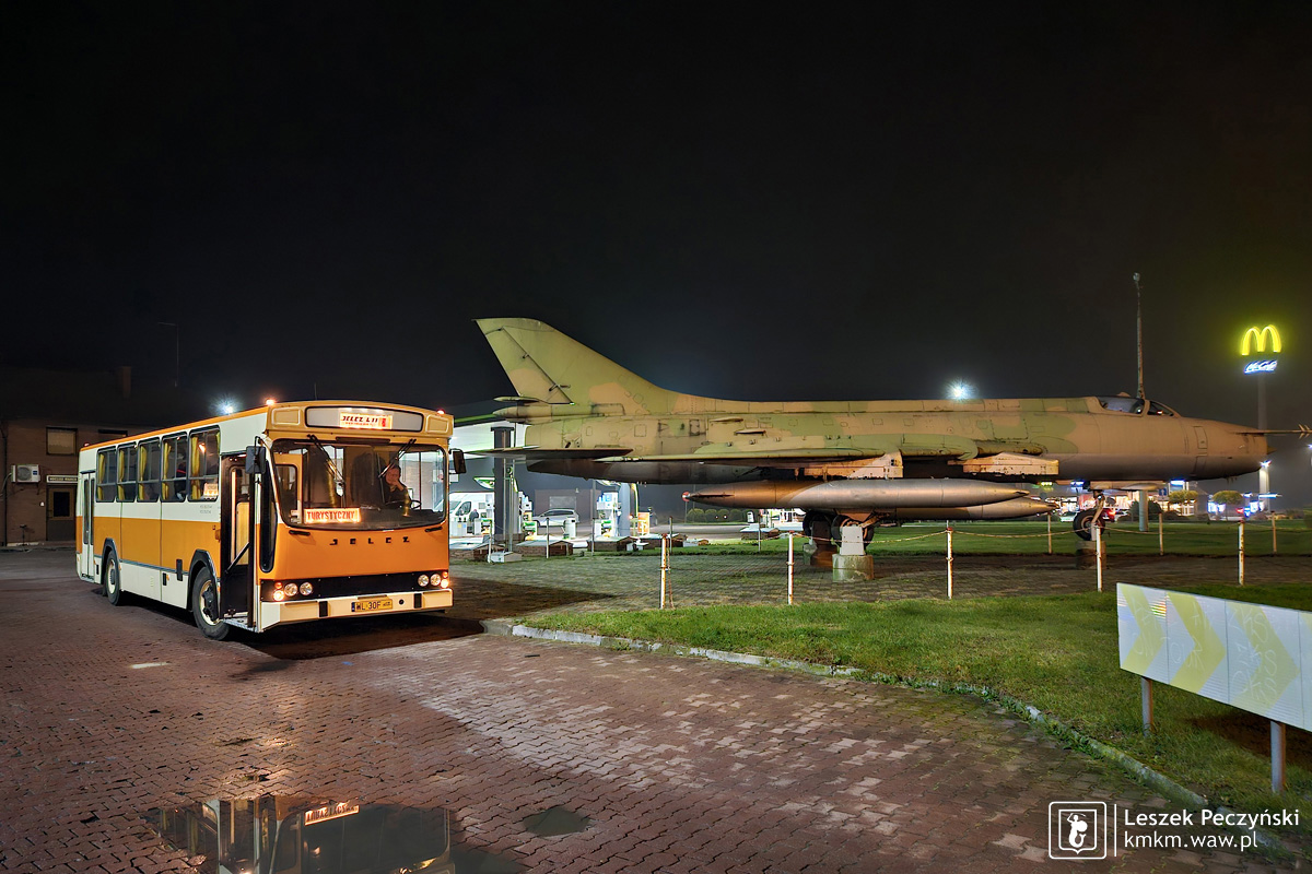 Szybki postój na stacji paliw przy samolocie SU-22