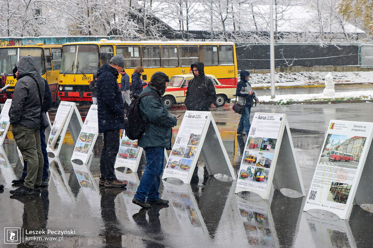 Odwiedzający czytają historię autobusów marki Ikarus