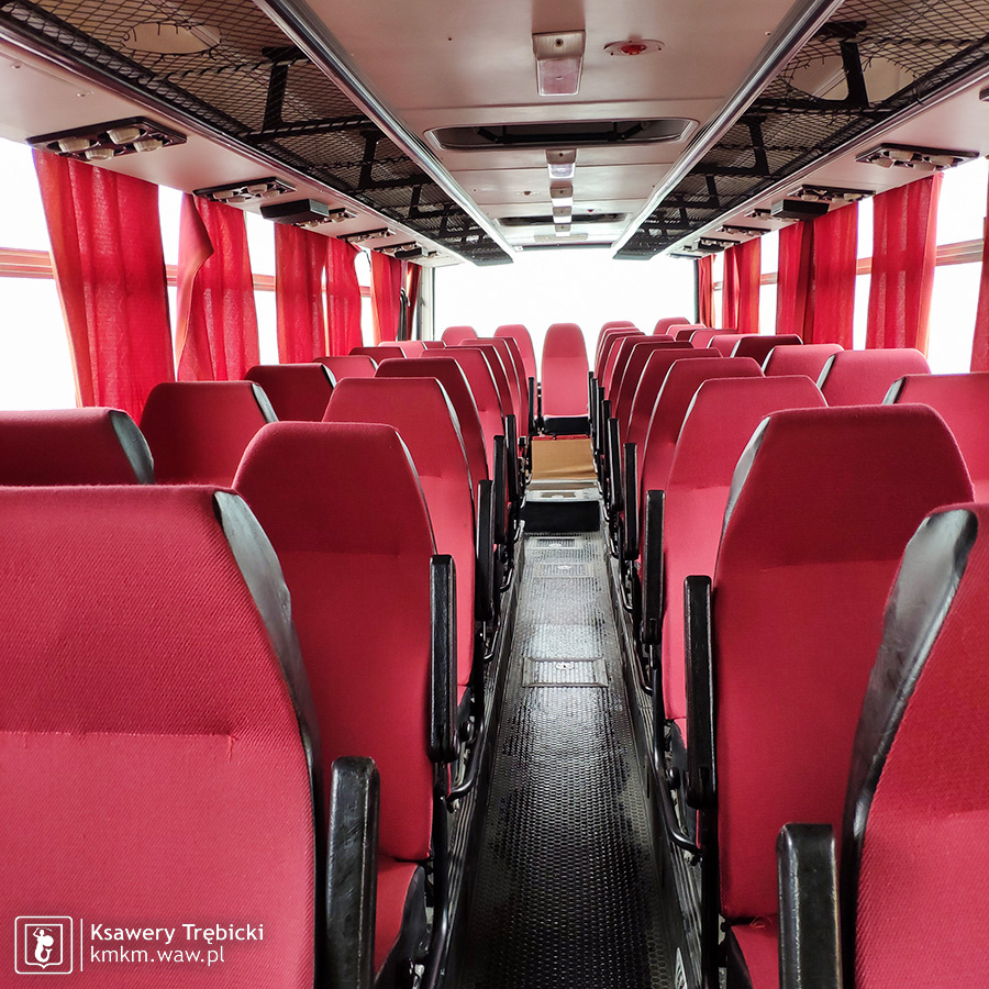 Czerwone fotele w turystycznym ikarusie firmy Stalko